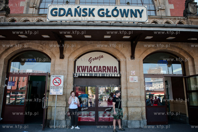 Gdansk. Budynek Dworzca Glownego PKP. Zamontowana tablica...