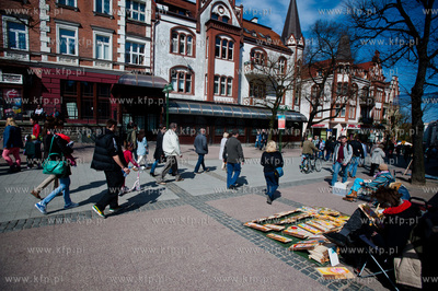 Tlumy mieszkancow i turystow na plazy i ulicach Sopotu,...