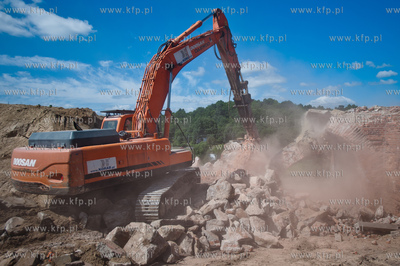 Gdansk. Wyburzanie wiaduktu przy ul. Ogrodowej, ktory...
