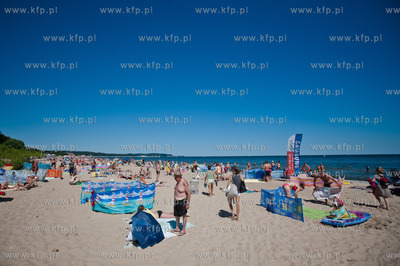 Wakacyjny, sloneczny dzien na przepelnionej ludzmi...