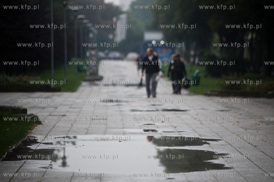 Deszczowa, jesienna pogoda na plazy i ulicach Gdyni.
11.09.2013
fot....