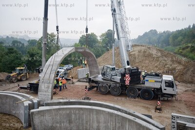 Gdansk. Ul. Ogrodowa. Montaz pierwszych elemntow wiaduktu...