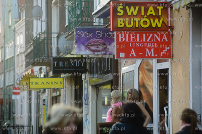 Gdansk. Ul. Panska. Szyldy i reklamy znadujacych sie...