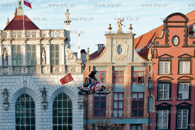 Gdansk. Skoki na quadzie i skutrze snieznym nad fontanna...