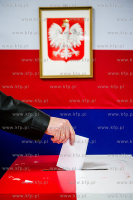 Gdansk. Jasien. Gimnazjum nr 48. Obwodowa komisja wyborcza...