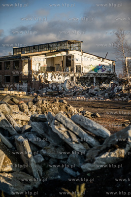 Gdansk. Tereny bylej Stoczni Gdansk. Wyburzenie budynku...