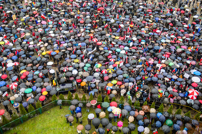 Gdansk. Plac Solidarnosci. Wiec dla obrony demokracji...