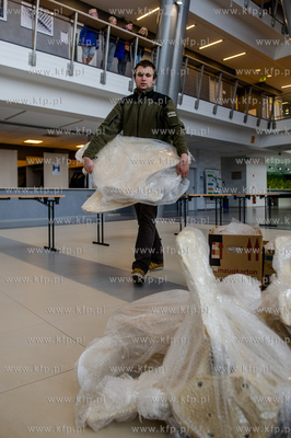 Gdansk. Uniwersytet Gdanski. Rozladunek szkieletu pletwala...