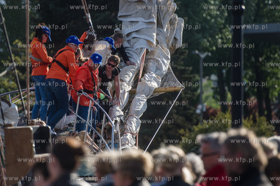 Gdynia. Basen Prezydenta. Uczestnicy Onko-Rejsu wyruszaja...