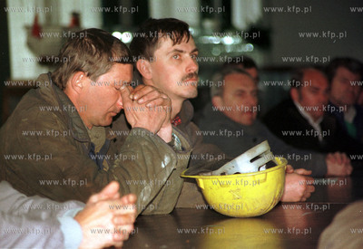 Wiec w hali BHP stoczni Gdanskiej dotyczacy upadlosci...