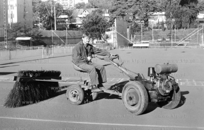 Maly traktor z maszyna do czyszczenia terenow sportowych...