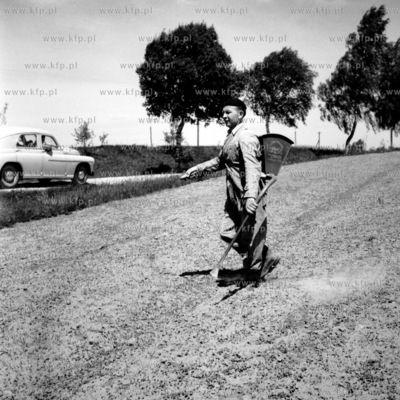 Rolnik na polu w okolicach Kartuz na Kaszubach. 1962...