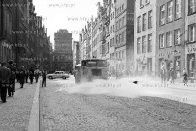 Oczyszcznie ulicy Dlugiej w Gdansku
06.1971
1czerwiec71_z.kosycarz_p
Fot....