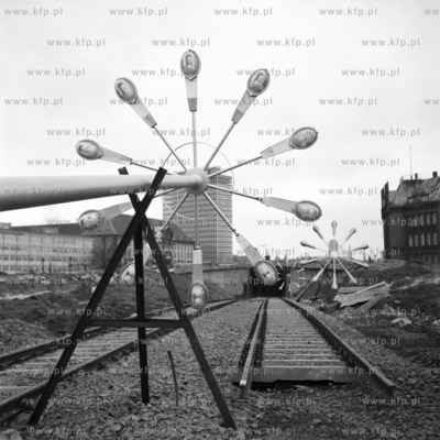 Prace przy montażu latarni ulicznej przy Bramie Oliwskiej...