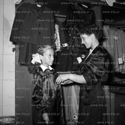 Przymiarka szkolnego mundurku. (lata60).
1962
0002390z
Fot....