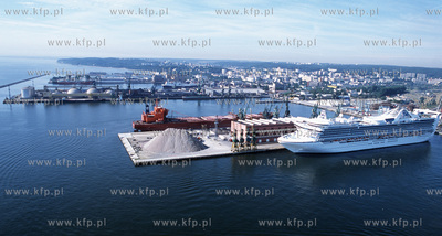 Wycieczkowiec gigant Star Pincess w gdynskim porcie...