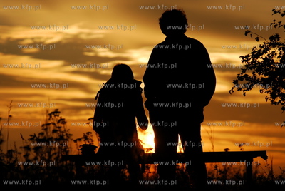 ul. Wodnika, Gdansk Osowa. Ludzie na przystanku autobusowym...