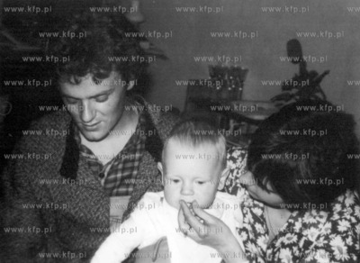 Donald Tusk z zona Malgorzata i synem Michalem  lata...