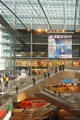 Wielka reklama Gdyni w centralnej hali na dworcu glownym...
