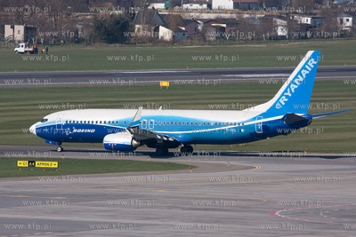 Gdansk, Rebiechowo. Nz. Boeing 737-8AS linii RyanAir.
22.04.2009
fot....