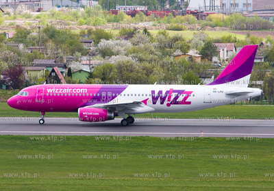 Gdansk, Rebiechowo. Nz. Airbus A320-232 linii WizzAir.
04.05.2009
fot....