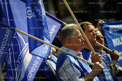 Gdynia. Pikieta pod brama do Stoczni Gdynskiej nawolujaca...