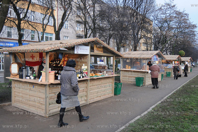 Gdynia. Jarmark swiateczny na Skwerze Kosciuszki uzbiegu...