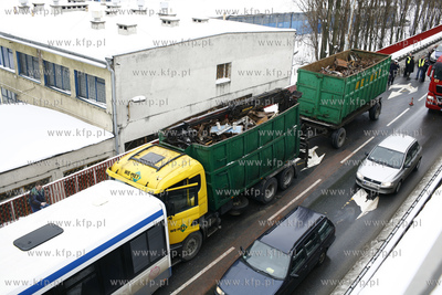 Utrudnienia na zjezdzie z estakady na ulice Hutnicza...