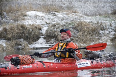 Podroznik Marek Kaminski podczas kajakowego splywu...
