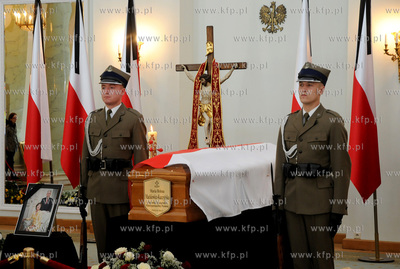 Warszawa. Palac Prezydencki. Polacy zegnaj zmarlego...