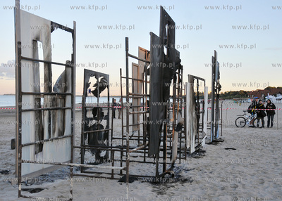 Sopot plaza przy Molo. Happening "Unwanted Things "...