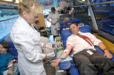 Marszalek Mieczyslaw Struk wraz z pracownikami Urzedu...