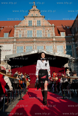 Gdansk. Swieto Miasta. Pokaz mody na Dlugim Targu,...