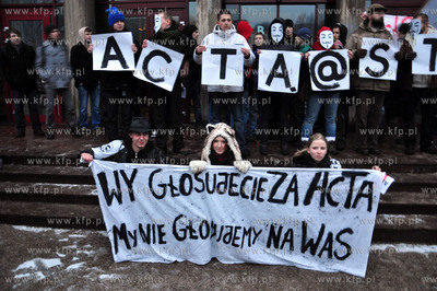 Gdansk. Uczestincy nielgalnej pikiety przeciwko podpisaniu...