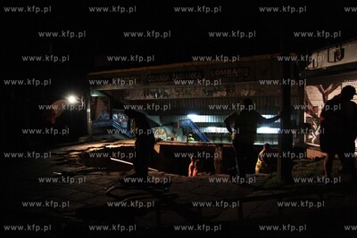 Ulewa podmyla chodnik przed dworcem skm na Zabiance,...