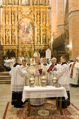 Msza Krzyzma w katedrze pelplinskiej sprawowana przez...