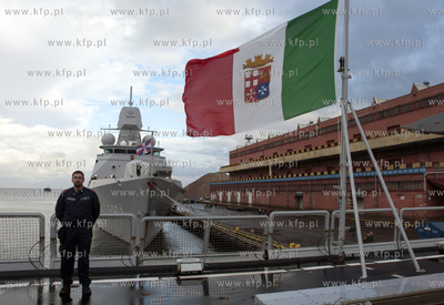 Zwiedzanie okretow NATO, bioracych udzial w manewrach...