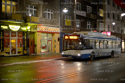 Gdynia. Centrum miasta wieczorowa pora. Nz. Trolejbus...