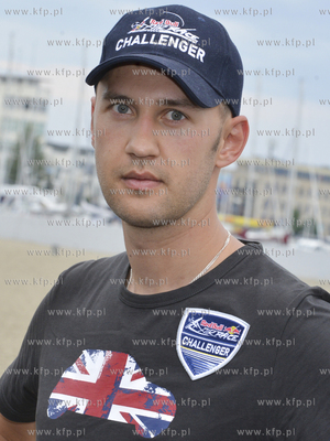 Pilot Lukasz Czepiela wystaruje w klacie Challenger...