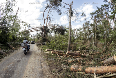 Skutki nawałnicy, która z piątku na sobotę przeszła...