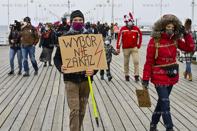 Sopot. Molo. Protest Kobiet po wydanym orzeczeniu Trybunalu...