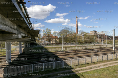 Wiadukt nad torami w Pruszczu Gdańskim. Na drugim...