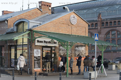 Gdańsk, Podwale Staromiejskie. Kolejka po ciepłe...