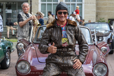 Sopot. Parada ulicą Bohaterów Monte Cassino do muszli...