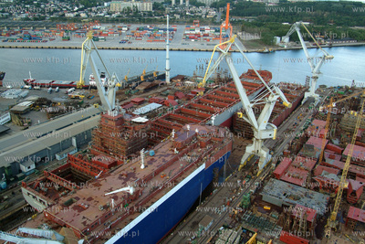 Stocznia Gdynia, widok z suwnicy. W dole suchy dok...