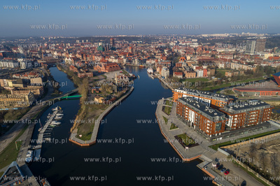 Gdansk, w tle stare miasto, po lewej dawne zaklady...