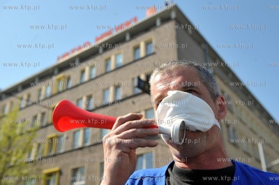 Plonace opony i petardy w srodku miasta to efekt pikiety...