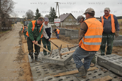 Prace przy remoncie i utwardzaniu kolejnego odcinka...
