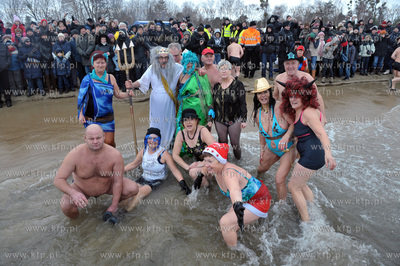 Noworoczna zimowa kapiel ponad 100 gdanskich morsow...