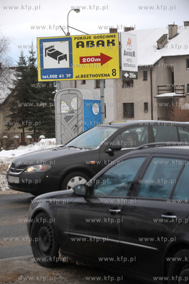 Przenosna toaleta firmy WC Serwis i reklama pensjonatu...